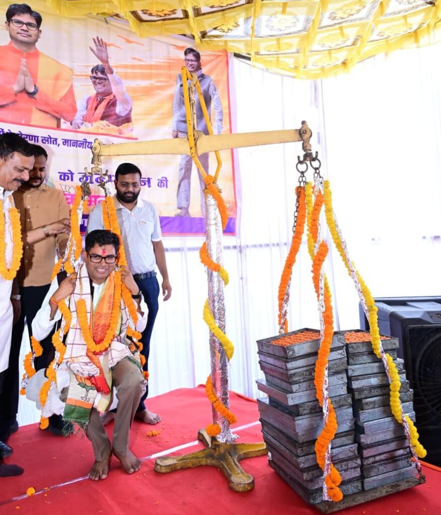 जन्मदिवस पर मौसमी फलों और लड्डू से तौले गए वित्त मंत्री श्री ओपी चौधरी.