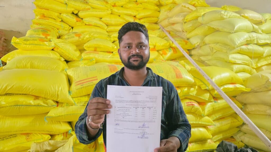 खरीफ सीजन में किसानों को समय पर मिल रही खाद, सखौली के किसान कमलेश ने जताया संतोष.