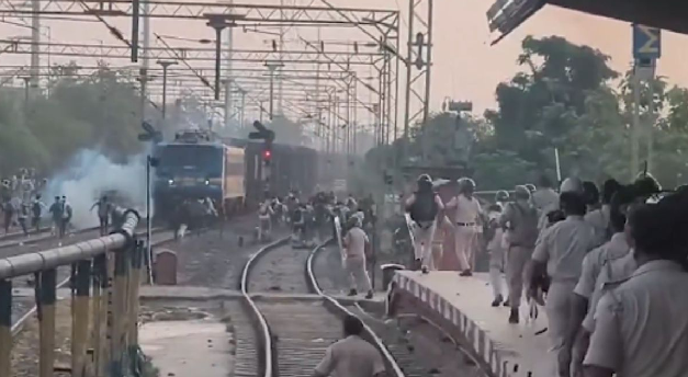 Bihar Constable Recruitment Exam: Students create a ruckus at Patliputra Railway Station.