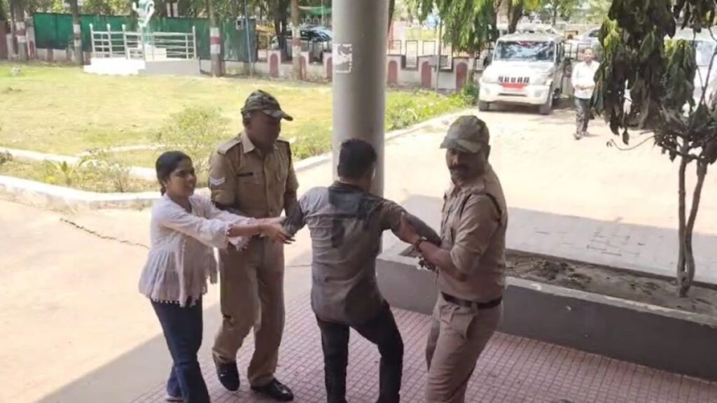 CG NEWS : शिकायत लेकर पहुंचे युवक ने की आत्मदाह की कोशिश, मौके पर अफरा-तफरी