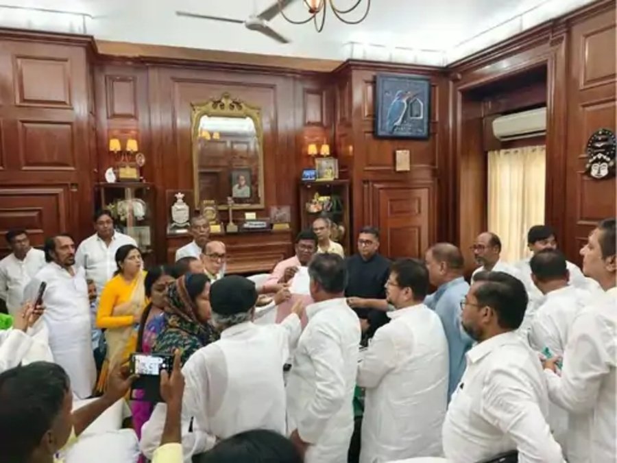 Mamata Banerjee’ की पार्टी में बगावत, दर्जनों विधायक अलग