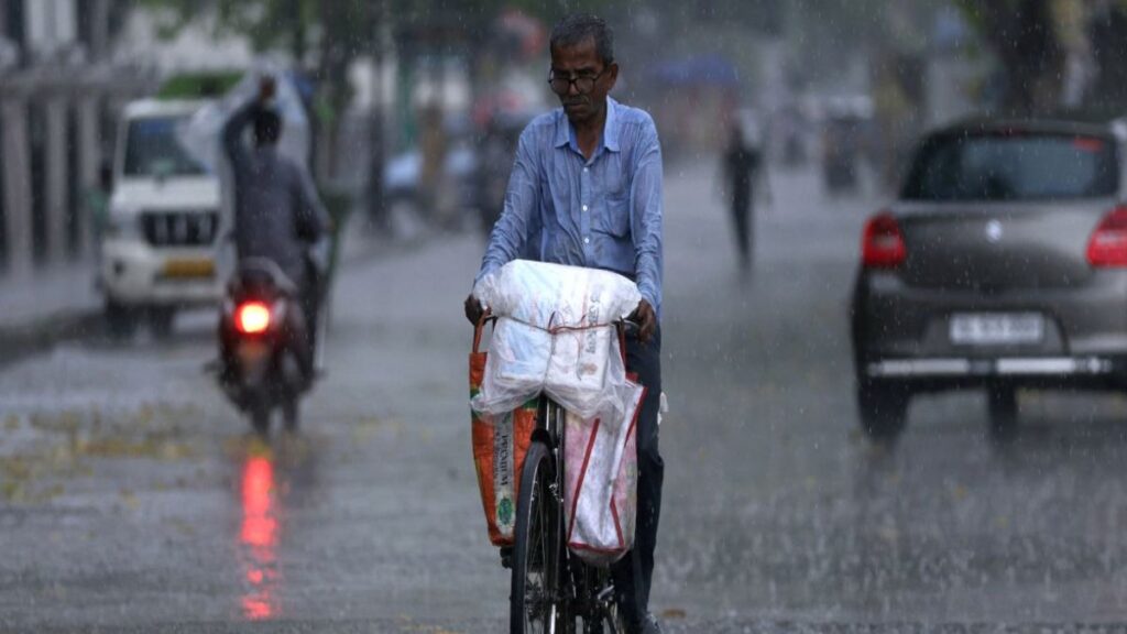 Weather Update: मानसून + पश्चिमी विक्षोभ का महा-अलर्ट! दिल्ली-NCR और 25 राज्यों में अगले 48 घंटे भारी, आंधी-बारिश की चेतावनी Heavy rain, thunderstorm and thunderstorm warning for next 48 hours in Delhi-NCR and 25 states