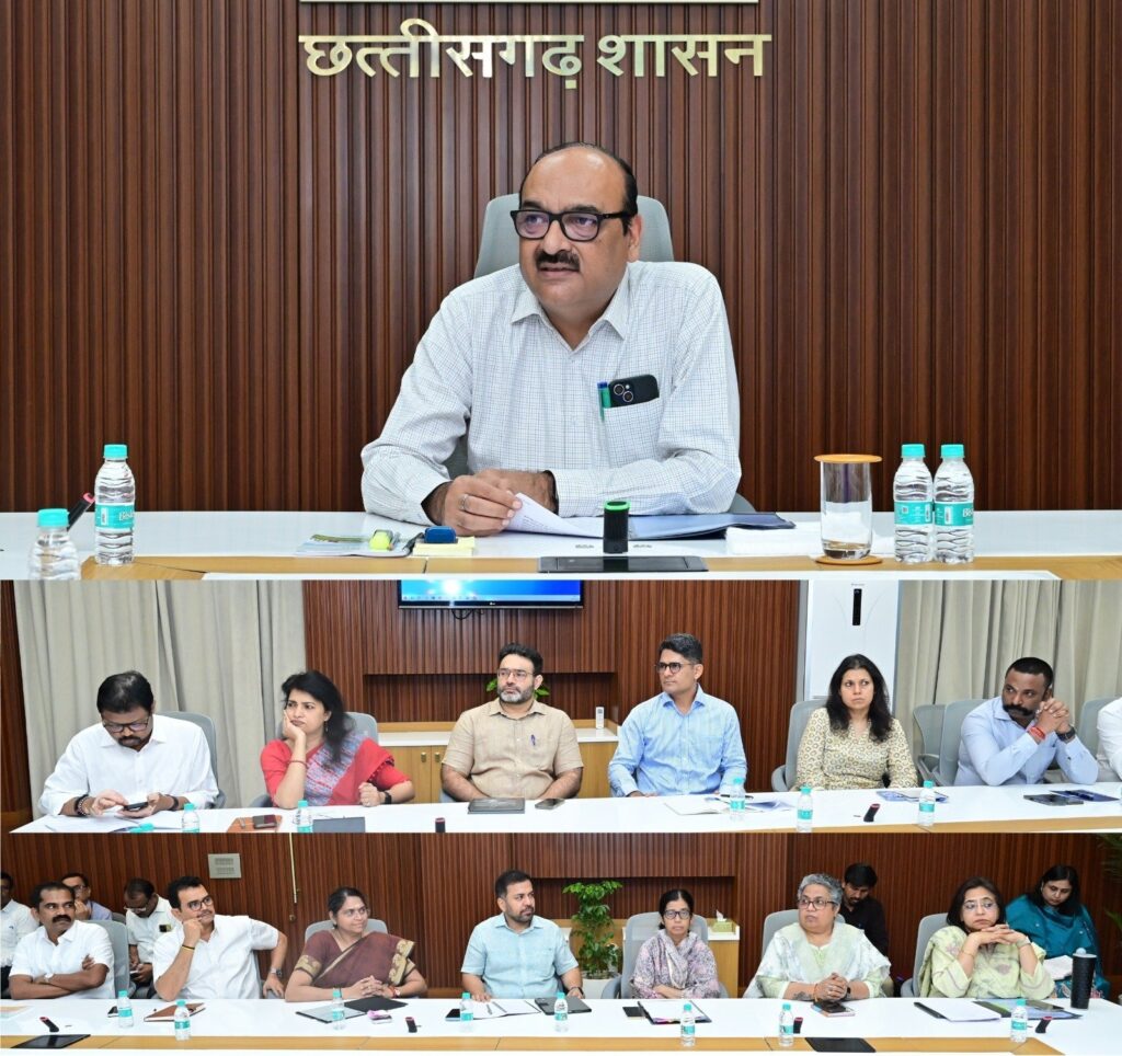 मुख्य सचिव श्री विकासशील ने आज यहां मंत्रालय महानदी भवन में राज्य शासन के सभी विभागों के सचिवों की बैठक ली। बैठक में विभागों के महत्वपूर्ण कार्यों एवं योजनाओं की प्रगति की समीक्षा की.