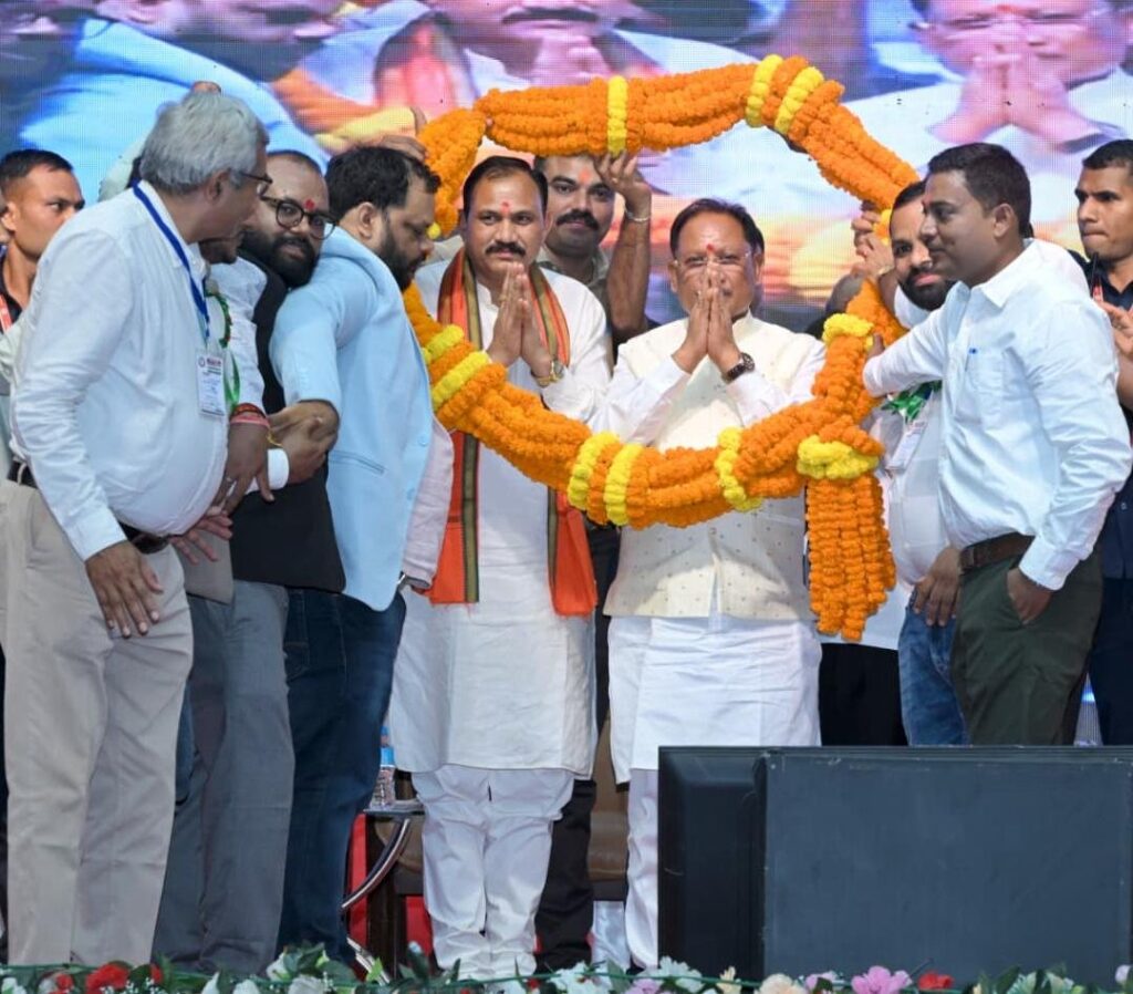 ढाई वर्षों में प्रदेश के स्वास्थ्य सेवाओं में हुए व्यापक विस्तार से स्वास्थ्य सेवाएं हुई सुदृढ़ : मुख्यमंत्री श्री साय…. एनएचएम कर्मचारी संघ के प्रदेश स्तरीय महासम्मेलन में शामिल हुए मुख्यमंत्री.