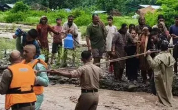 बारिश का कहर, आई बाढ़ फसे दो दर्जन से अधिक लोग, पुलिस ने चलाया रेस्क्यू Rain Havoc: Over Two Dozen Trapped by Flash Flood; Police Conduct Rescue Operation