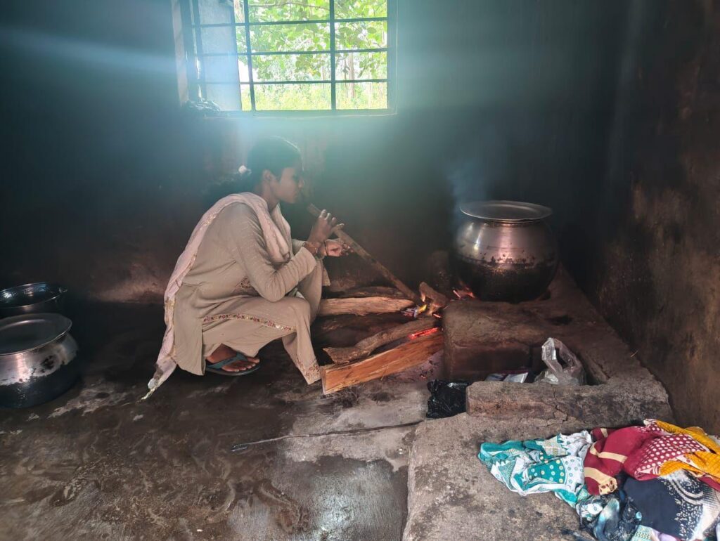 स्कूल की रसोई : लकड़ी के धुएं में घुट रहा महिलाओं का स्वास्थ्य, गैस चूल्हे की जगह आज भी लकड़ी का सहारा