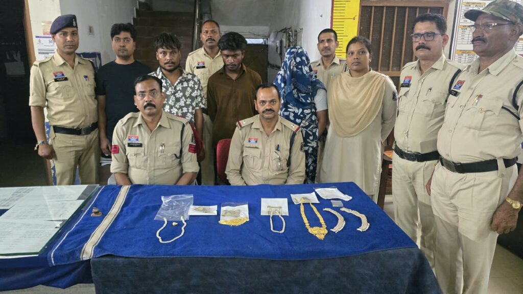 लाखों के जेवर और नगदी की चोरी का खुलासा, महिला समेत 4 आरोपी गिरफ्तार