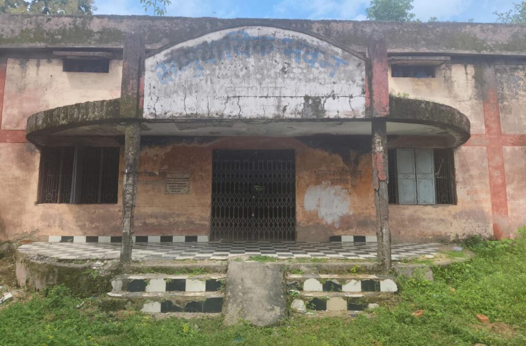 देवभोग में वर्षों से बदहाल भवन, जिम्मेदारों की अनदेखी से बढ़ती जा रही परेशानी