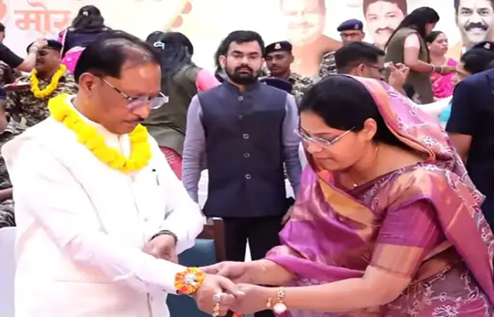 शहीद की पत्नी ने CM को बांधी राखी: रक्षाबंधन पर 800 जवानों की कलाई पर सजी राखी, साय बोले- आज मिली सगी बहन से बढ़कर बहन शहीद की पत्नी ने CM को बांधी राखी: रक्षाबंधन पर 800 जवानों की कलाई पर सजी राखी, साय बोले- आज मिली सगी बहन से बढ़कर बहन