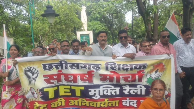 बारिश में भी नहीं डिगा शिक्षकों का हौसला, TET मुक्ति समेत पांच मांगों को लेकर प्रदेशभर में प्रदर्शन