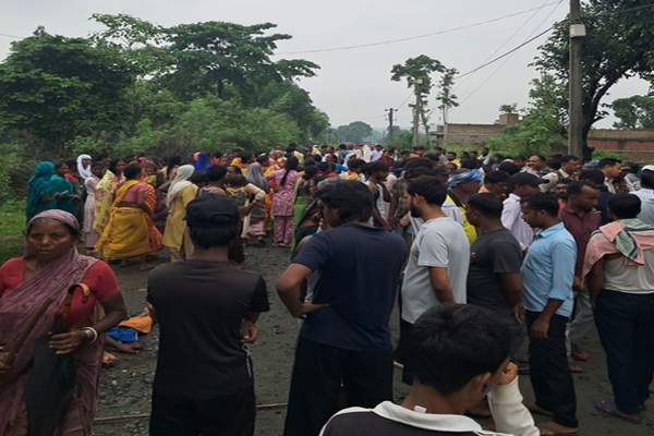 जिले में एक ही परिवार के तीन लोगों की हत्या, पड़ोसी गिरफ्तार