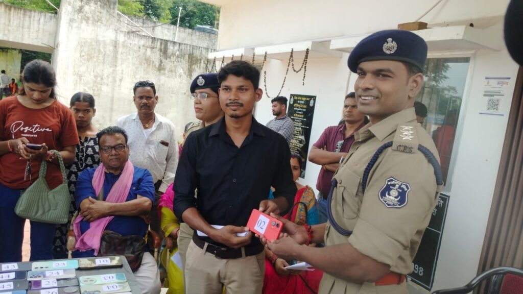 मोबाइल गुम हुआ तो मत छोड़िए उम्मीद, कोरबा पुलिस ने 110 फोन ढूंढकर मालिकों को लौटाए,चेहरे पर लौटी मुस्कान