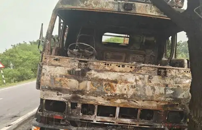 कटघोरा बाईपास पर पेड़ से टकराकर 407 वाहन में लगी आग, चालक ने कूदकर बचाई जान कटघोरा बाईपास पर पेड़ से टकराकर 407 वाहन में लगी आग, चालक ने कूदकर बचाई जान