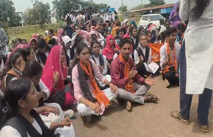 CG News : प्राचार्य को हटाने सड़क पर उतरे छात्र, मूलभूत समस्याएं बताने पर धमकी देने का आरोप CG News : प्राचार्य को हटाने सड़क पर उतरे छात्र, मूलभूत समस्याएं बताने पर धमकी देने का आरोप