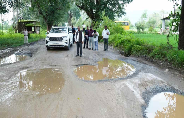 जर्जर सड़क पर थमी रफ्तार! कार्यक्रम में दो घंटे देर से पहुंचे मंत्री, जिम्मेदार अधिकारियों पर कार्रवाई के दिए सख्त निर्देश जर्जर सड़क पर थमी रफ्तार! कार्यक्रम में दो घंटे देर से पहुंचे मंत्री, जिम्मेदार अधिकारियों पर कार्रवाई के दिए सख्त निर्देश