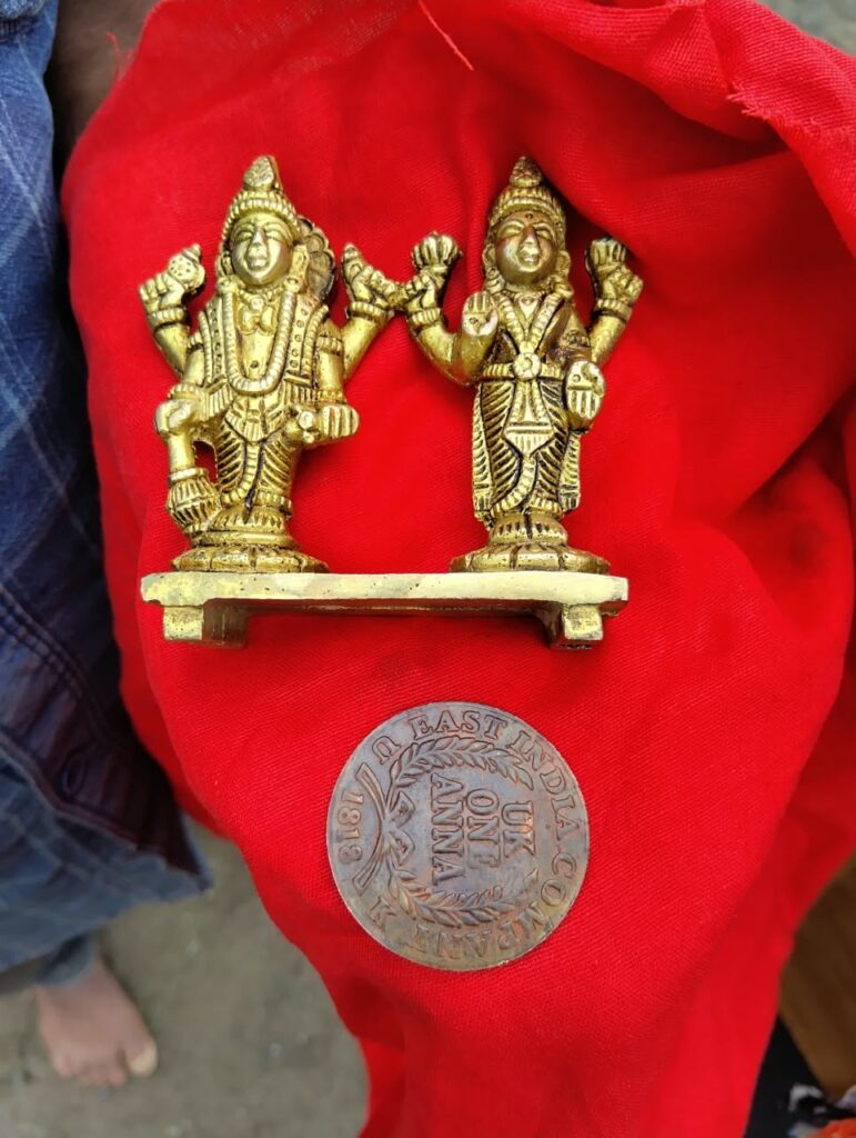 नींव की खुदाई में मिली दुर्लभ मूर्तियां और ब्रिटिशकालीन सिक्के, गांव में सनसनी