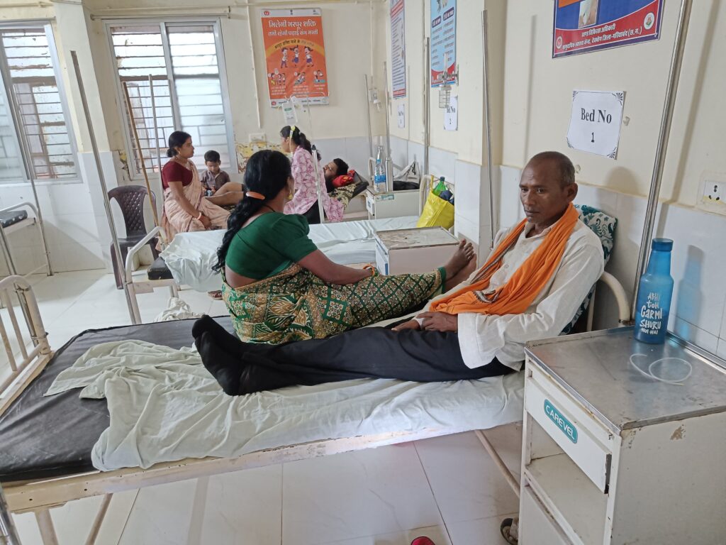 मौसम बदला तो अस्पताल में बढ़ी मरीजों की भीड़, रोजाना 150 से अधिक मरीज पहुंच रहे