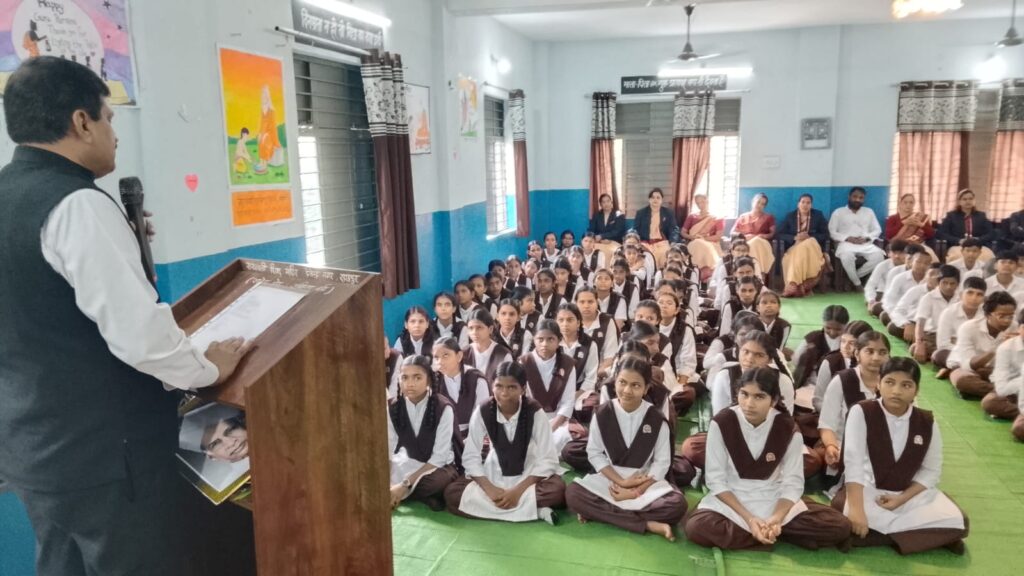 मोबाइल-कंप्यूटर का ज्यादा इस्तेमाल आंखों के लिए नुकसानदायक : डॉ. दिनेश मिश्रा