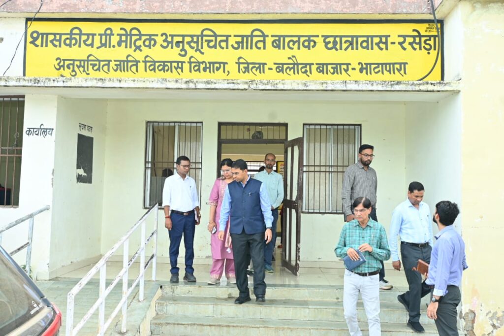कलेक्टर ने छात्रावास और पीएचसी का किया औचक निरीक्षण, अधीक्षक मिले अनुपस्थित, नोटिस जारी करने के निर्देश
