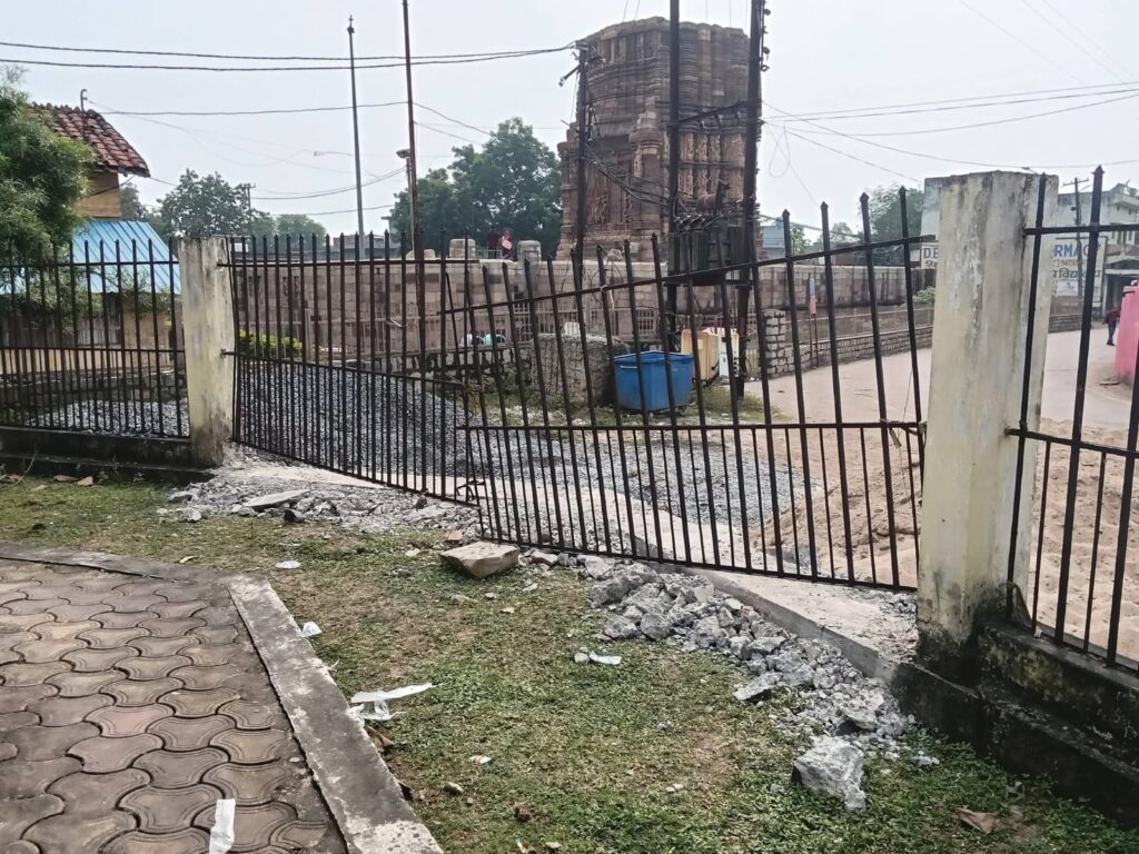 भीम तालाब परिसर में असामाजिक तत्वों का उत्पात, बापू की कुटिया की लोहे की जाली तोड़ी