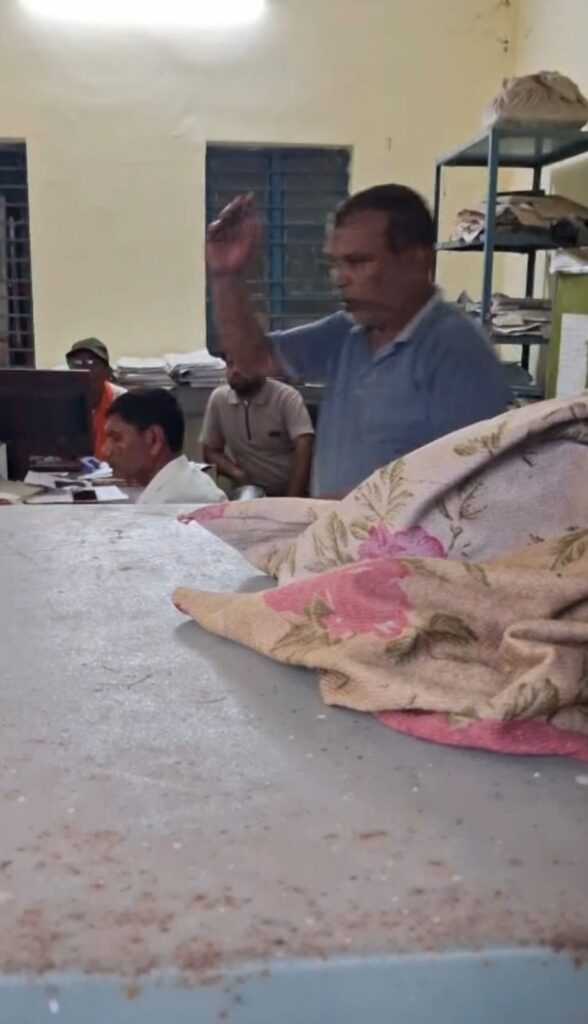 बिजली विभाग के दफ्तर में घुसकर कनिष्ठ अभियंता से गाली-गलौज, जान से मारने की धमकी; पिता-पुत्रों समेत 3 पर अपराध दर्ज
