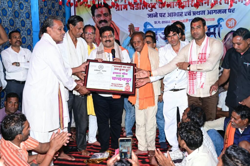 वर्षों पुरानी मांग पूरी, चंडालपुर अब कहलाएगा ‘चंदनपुर’: राजपत्र की प्रति लेकर गांव पहुंचे उप मुख्यमंत्री विजय शर्मा, ग्रामीणों ने मिठाई खिलाकर मनाई खुशी
