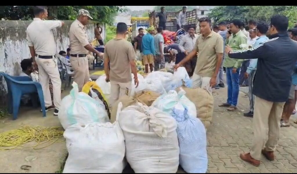 दो पिकअप वाहनों से 9 क्विंटल 19 किलो गांजा जब्त, छह आरोपी गिरफ्तार