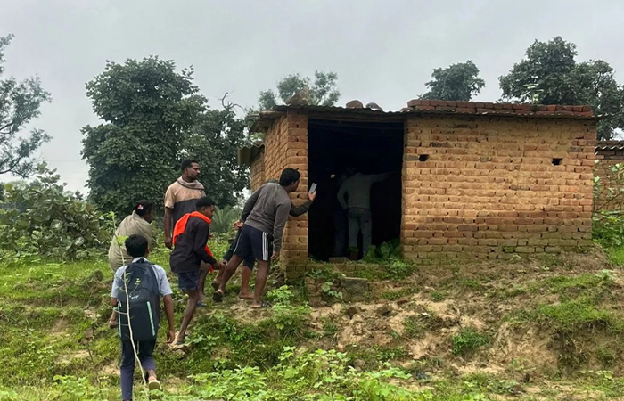 कोरबा: तीन दिन से लापता युवक का कमरे के अंदर मिला शव, इलाके में सनसनी कोरबा: तीन दिन से लापता युवक का कमरे के अंदर मिला शव, इलाके में सनसनी