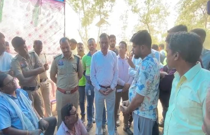 15 साल बाद बालको के प्रभावित परिवारों की मांगों पर बनी सहमति, चक्काजाम के बाद 6 बिंदुओं पर लिखित समझौता 15 साल बाद बालको के प्रभावित परिवारों की मांगों पर बनी सहमति, चक्काजाम के बाद 6 बिंदुओं पर लिखित समझौता