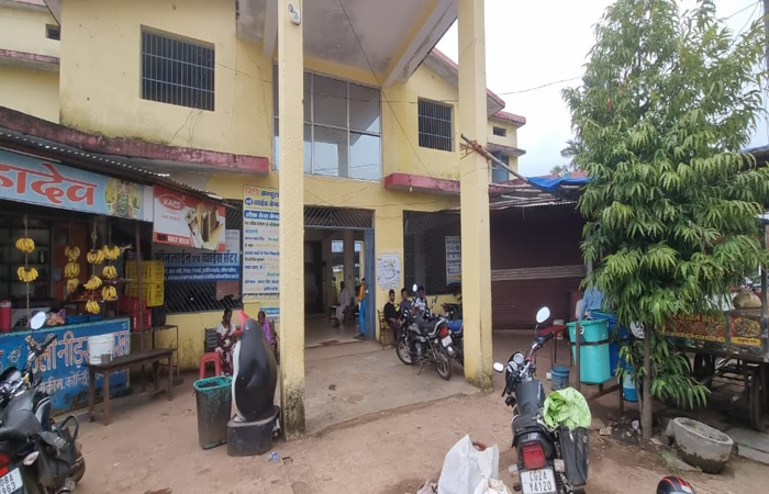 गुरूर बस स्टैंड बना शराबियों का अड्डा, गंदगी और बदबू से यात्री परेशान गुरूर बस स्टैंड बना शराबियों का अड्डा, गंदगी और बदबू से यात्री परेशान