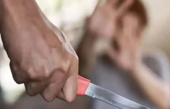 गर्लफ्रेंड के लिए लड़ पड़े 11वीं के छात्र: तीन ने मिलकर चौथे को मारा चाकू, इनमें एक नाबालिग भी गर्लफ्रेंड के लिए लड़ पड़े 11वीं के छात्र: तीन ने मिलकर चौथे को मारा चाकू, इनमें एक नाबालिग भी
