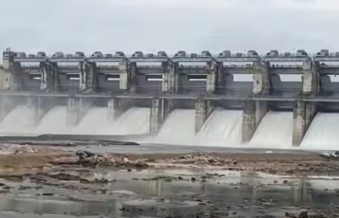 गंगरेल डैम लबालब, 97.40% भरा बांध, छोड़ा जा रहा 4670 क्यूसेक पानी, किनारे बसे गांवों में अलर्ट गंगरेल डैम लबालब, 97.40% भरा बांध, छोड़ा जा रहा 4670 क्यूसेक पानी, किनारे बसे गांवों में अलर्ट
