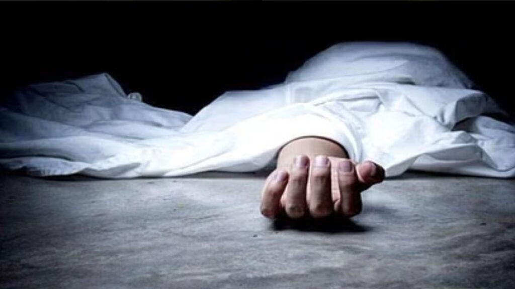 सुनसान खेत में मिला अज्ञात शव, दुर्गंध से ग्रामीणों को चला पता; सिर पर चोट के निशान से हत्या की आशंका