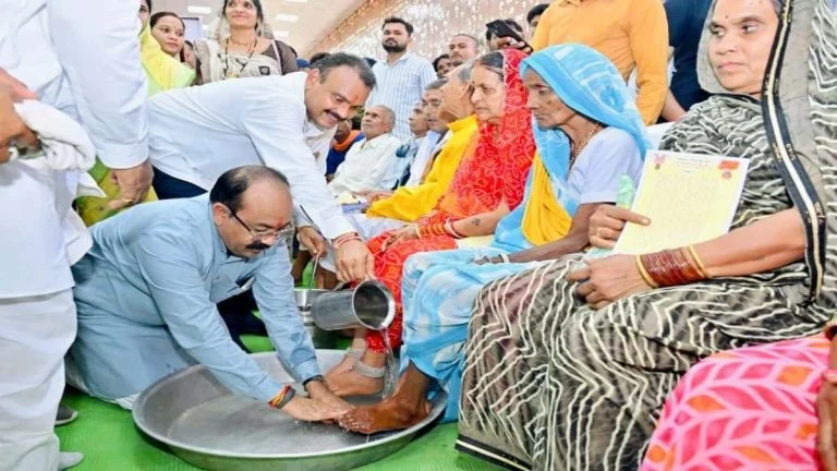सेवा संकल्प समारोह में दिखा संस्कार और अपनापन, अरुण साव ने पखारे बुजुर्गों के चरण