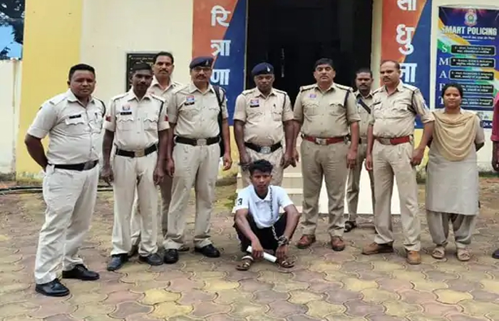 बेटी को परेशान करने से रोका तो मां को उतारा मौत के घाट: घर में घुसकर कुल्हाड़ी से किया वार, आरोपी गिरफ्तार बेटी को परेशान करने से रोका तो मां को उतारा मौत के घाट: घर में घुसकर कुल्हाड़ी से किया वार, आरोपी गिरफ्तार