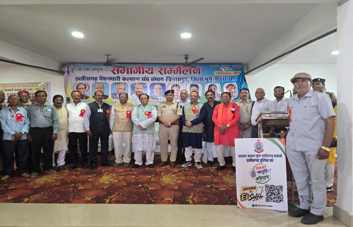 साप्ताहिक बाजार में पुलिस ने लगाई जनचौपाल, ग्रामीणों को दी साइबर सुरक्षा की जानकारी साप्ताहिक बाजार में पुलिस ने लगाई जनचौपाल, ग्रामीणों को दी साइबर सुरक्षा की जानकारी