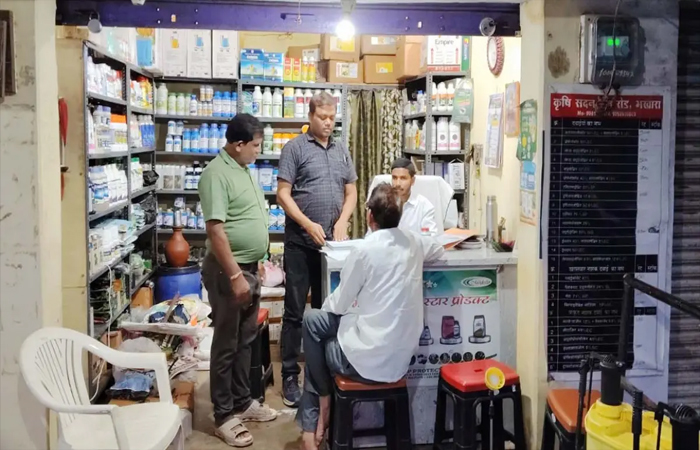 कृषि विभाग की कार्रवाई: कीटनाशक दुकानों की जांच में पाई गई अनियमितता, 2 लाइसेंस निलंबित और 1 निरस्त कृषि विभाग की कार्रवाई: कीटनाशक दुकानों की जांच में पाई गई अनियमितता, 2 लाइसेंस निलंबित और 1 निरस्त