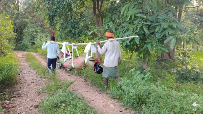 छत्तीसगढ़ में पोस्टमार्टम के बाद घंटों तक शव वाहन का इंतजार, टूटी उम्मीद तो बल्ली से बांधकर शव ले गए परिजन