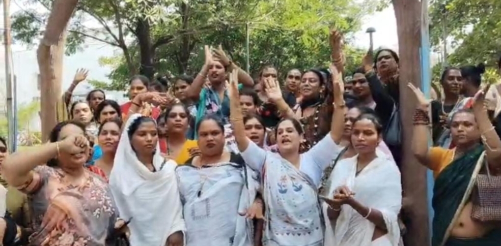 बाहरी किन्नरों पर जबरन वसूली और मारपीट के आरोप, एसपी कार्यालय पहुंचा किन्नर समाज
