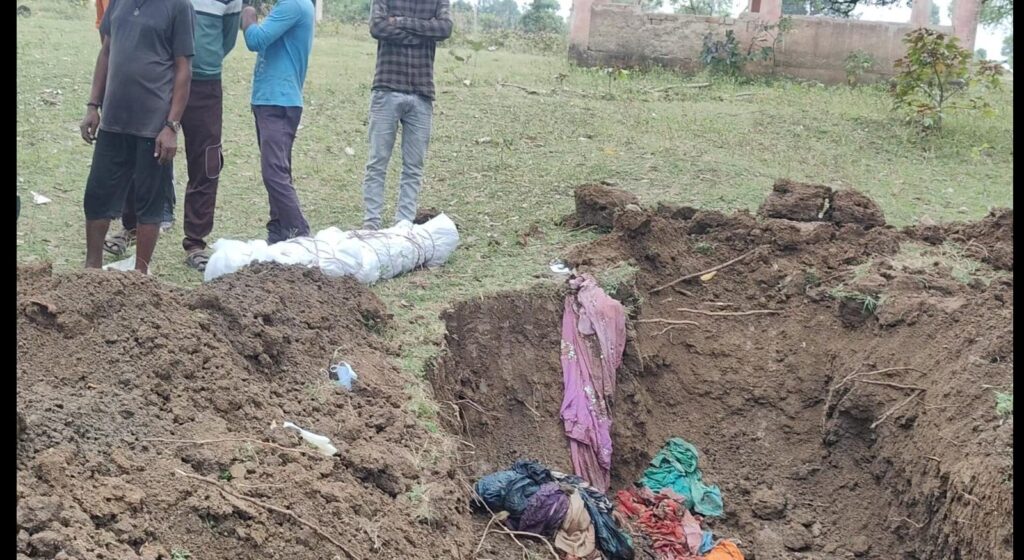 मनीषा लहरे संदिग्ध मौत मामला: 6 माह बाद कब्र से निकाला गया शव, परिजनों का आरोप पति ने गलत इंजेक्शन इंजेक्ट कर घटना को दिया अंजाम
