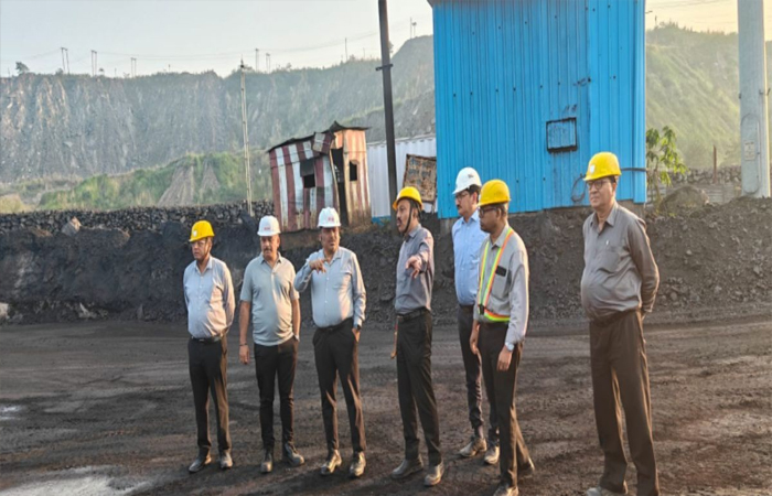 SECL निदेशक रमेश चंद्र महापात्र ने किया दीपका खदान का निरीक्षण, उत्पादन बढ़ाने पर दिया जोर SECL निदेशक रमेश चंद्र महापात्र ने शनिवार सुबह किया दीपका खदान का निरीक्षण, उत्पादन बढ़ाने पर दिया जोर