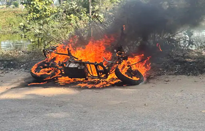 कोरबा में चलती इलेक्ट्रिक स्कूटी में लगी आग, भाई-बहन ने कूदकर बचाई जान, वाहन जलकर खाक कोरबा में चलती इलेक्ट्रिक स्कूटी में लगी आग, भाई-बहन ने कूदकर बचाई जान, वाहन जलकर खाक