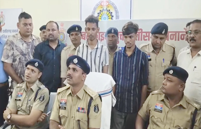 युवती पर एसिड अटैक का खुलासा: 8 घंटे के भीतर दो आरोपी गिरफ्तार, कथित प्रेमी ने रची थी साजिश युवती पर एसिड अटैक का खुलासा: 8 घंटे के भीतर दो आरोपी गिरफ्तार, कथित प्रेमी ने रची थी साजिश