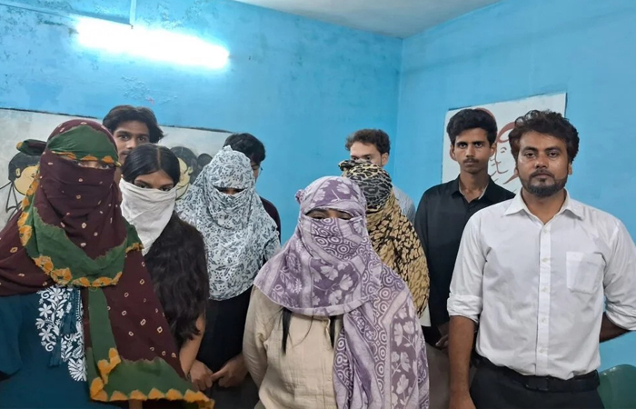गरबा की वेशभूषा में सिगरेट, तमंचा का प्रदर्शन, वायरल वीडियो पर 9 गिरफ्तार गरबा की वेशभूषा में सिगरेट, तमंचा का प्रदर्शन, वायरल वीडियो पर 9 गिरफ्तार