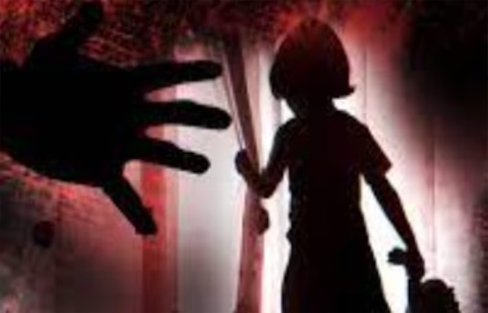 6 साल की बच्ची के साथ रेप: 45 साल के मकान मालिक ने की दरिंदगी, पुलिस ने आरोपी को हिरासत में लिया 6 साल की बच्ची के साथ रेप: 45 साल के मकान मालिक ने की दरिंदगी, पुलिस ने आरोपी को हिरासत में लिया