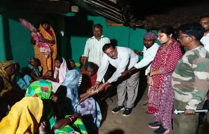 कोरबा में हाथी के हमले से ग्रामीण की मौत: 52 हाथियों के झुंड को देखने गया था ग्रामीण, इलाज के दौरान तोड़ा दम कोरबा में हाथी के हमले से ग्रामीण की मौत: 52 हाथियों के झुंड को देखने गया था ग्रामीण, इलाज के दौरान तोड़ा दम