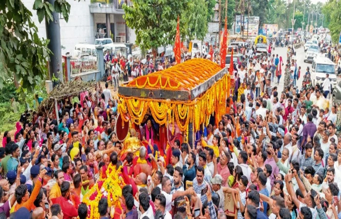बस्तर दशहरा की 618 साल पुरानी परंपरा, दंतेवाड़ा से जगदलपुर के लिए निकली मां दंतेश्वरी की डोली, दर्शन को उमड़ा जनसैलाब बस्तर दशहरा की 618 साल पुरानी परंपरा, दंतेवाड़ा से जगदलपुर के लिए निकली मां दंतेश्वरी की डोली, दर्शन को उमड़ा जनसैलाब