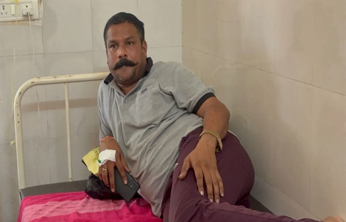रेप का आरोपी अस्पताल में मोबाइल चलाते, गुटखा खाते दिखा: ड्यूटी पर लगे दो पुलिसकर्मी बगल में सोते मिले, मीडिया का कैमरा देख छिपाया मोबाइल रेप का आरोपी अस्पताल में मोबाइल चलाते, गुटखा खाते दिखा: ड्यूटी पर लगे दो पुलिसकर्मी बगल में सोते मिले, मीडिया का कैमरा देख छिपाया मोबाइल