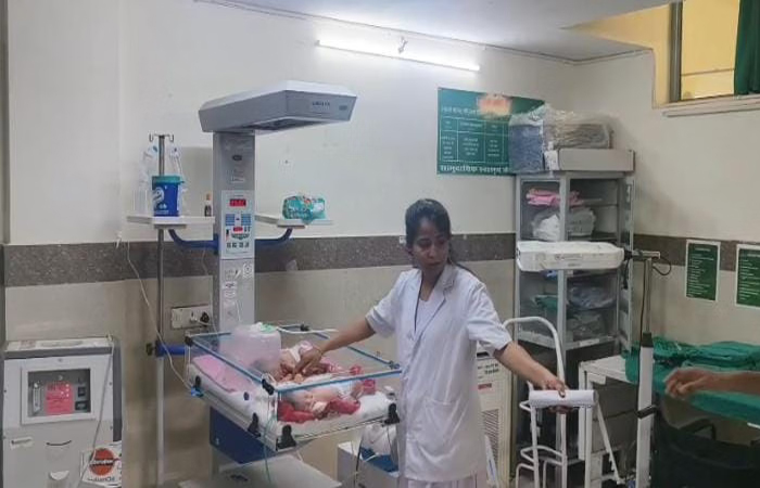 खेत में मिली नवजात बच्ची, रोने की आवाज सुनकर पहुंचे ग्रामीण, जिला अस्पताल रेफर खेत में मिली नवजात बच्ची, रोने की आवाज सुनकर पहुंचे ग्रामीण, जिला अस्पताल रेफर