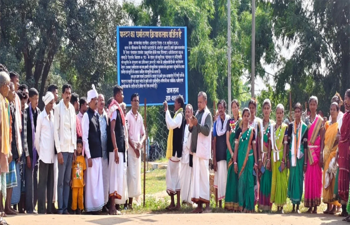 धर्मांतरण के विरोध में ग्रामीण: गांव में पास्टर-पादरियों की नो एंट्री, लगाए गए साइन बोर्ड धर्मांतरण के विरोध में ग्रामीण: गांव में पास्टर-पादरियों की नो एंट्री, लगाए गए साइन बोर्ड